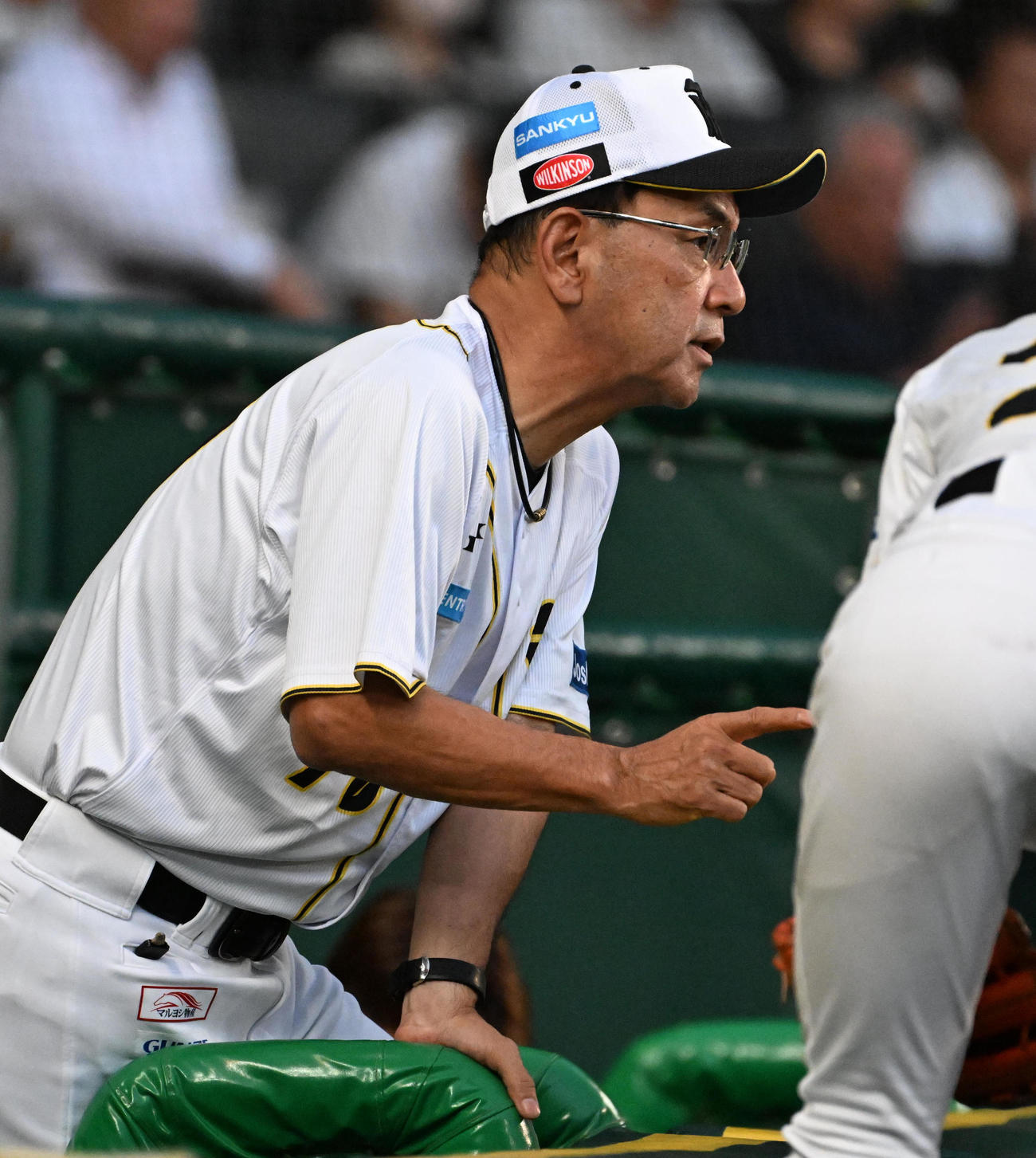 タイガースWomen対ジャイアンツ女子チーム　選手に声をかけるタイガースWomen木戸克彦監督（撮影・石井愛子）