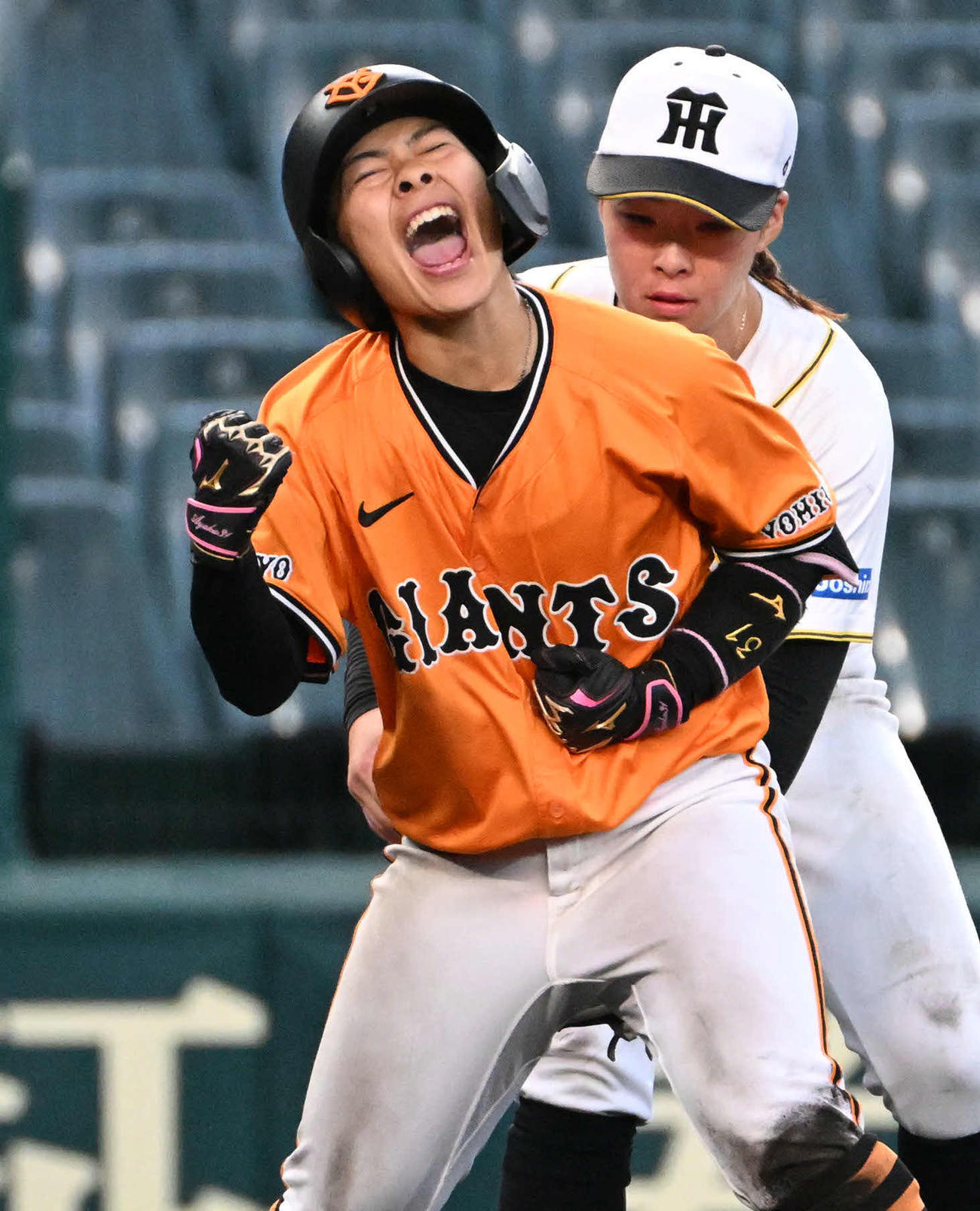 タイガースWomen対ジャイアンツ女子チーム　2回表ジャイアンツ女子チーム1死満塁、長田は3点適時三塁打を放ち叫ぶ（撮影・石井愛子）