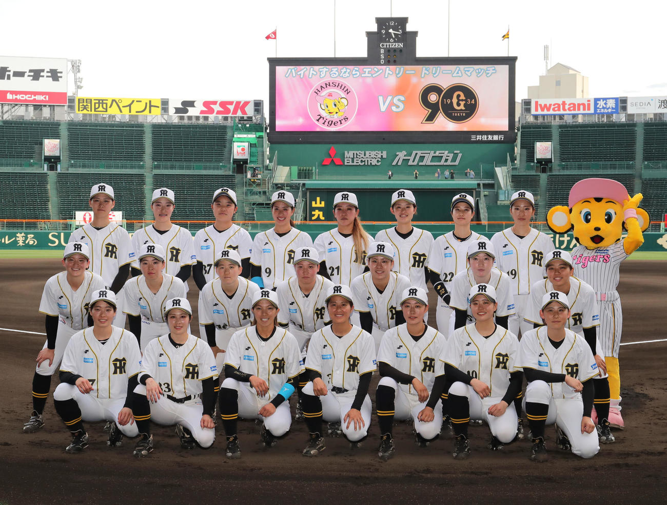 試合前に記念撮影をするタイガースWomen（代表撮影）（撮影・石井愛子）