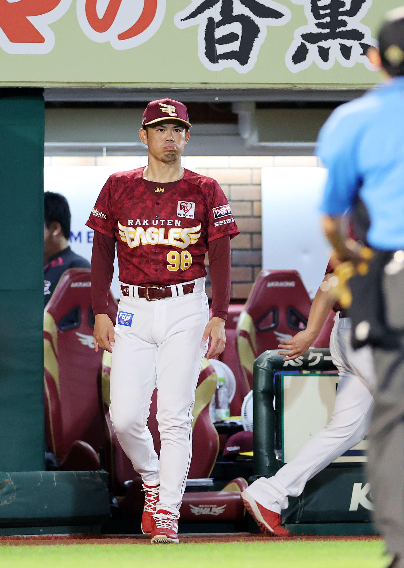 楽天対西武　8回表、険しい表情で投手交代を告げに行く楽天今江監督（撮影・鈴木正人）