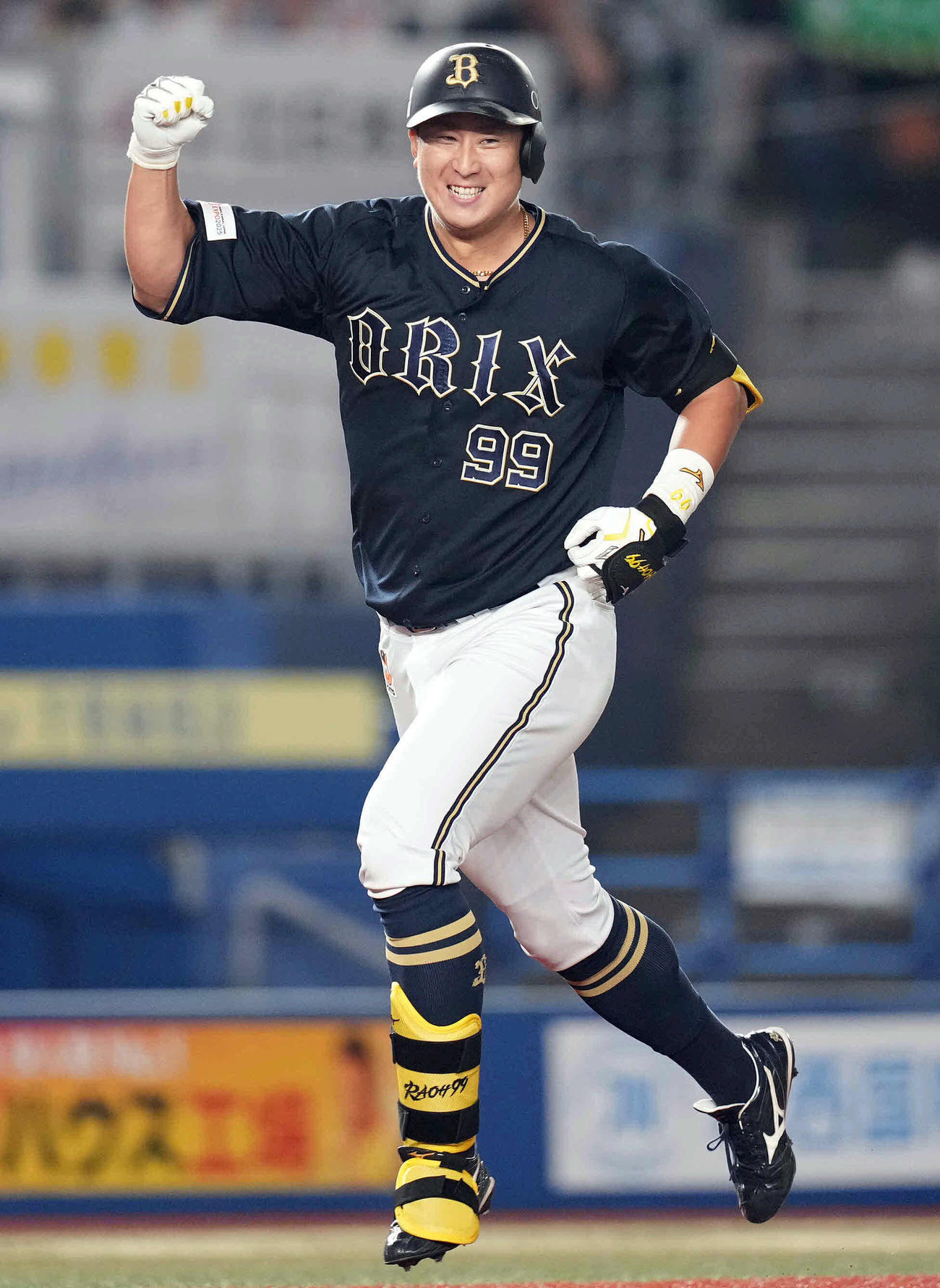 ロッテ対オリックス　10回表オリックス1死二塁、左越え2点本塁打を放った代打杉本はガッツポーズしながらダイヤモンドをまわる（撮影・鈴木みどり）