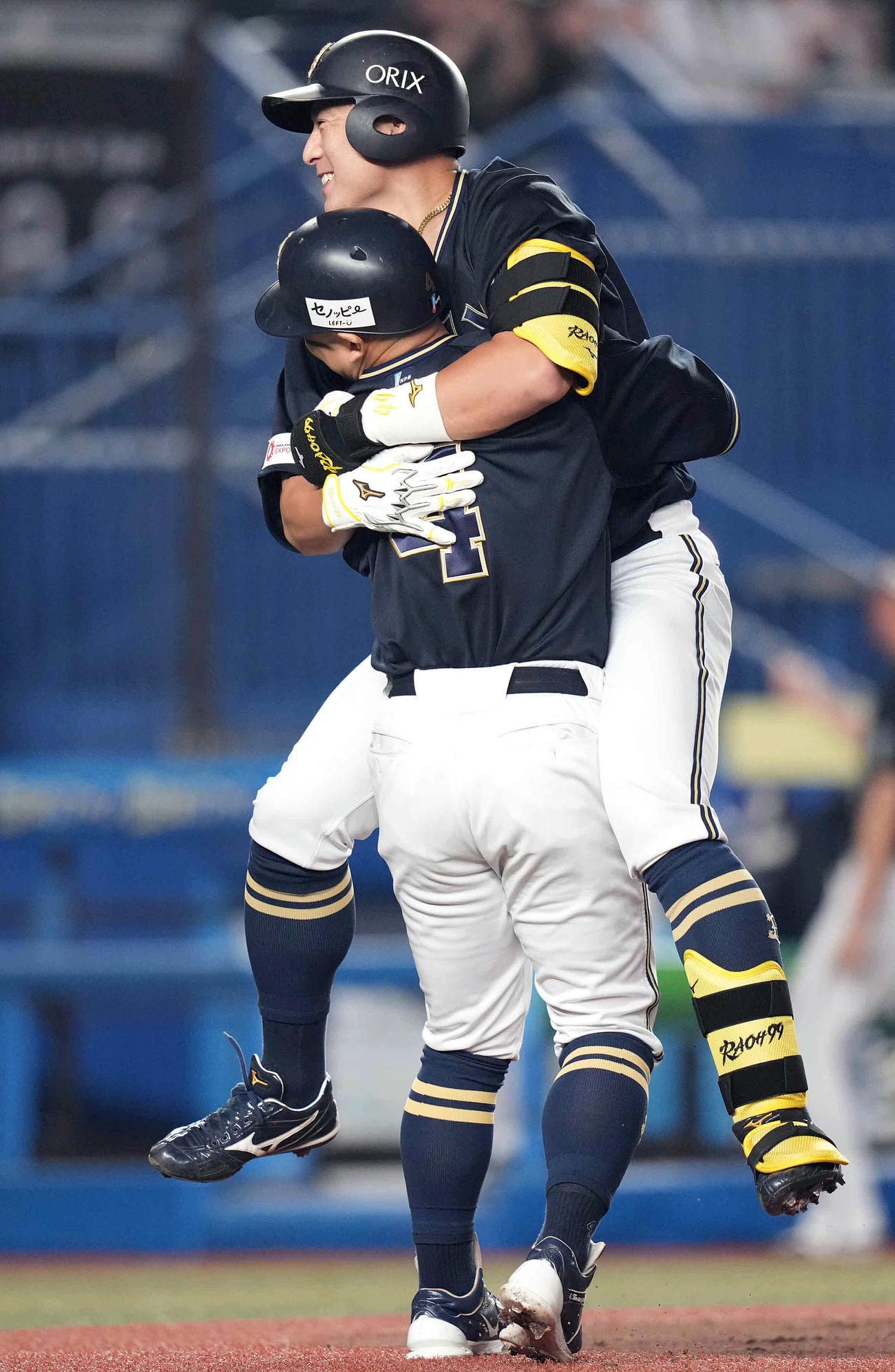 ロッテ対オリックス　10回表オリックス1死二塁、左越え2点本塁打を放った代打杉本（上）は生還し森に抱きつく（撮影・鈴木みどり）