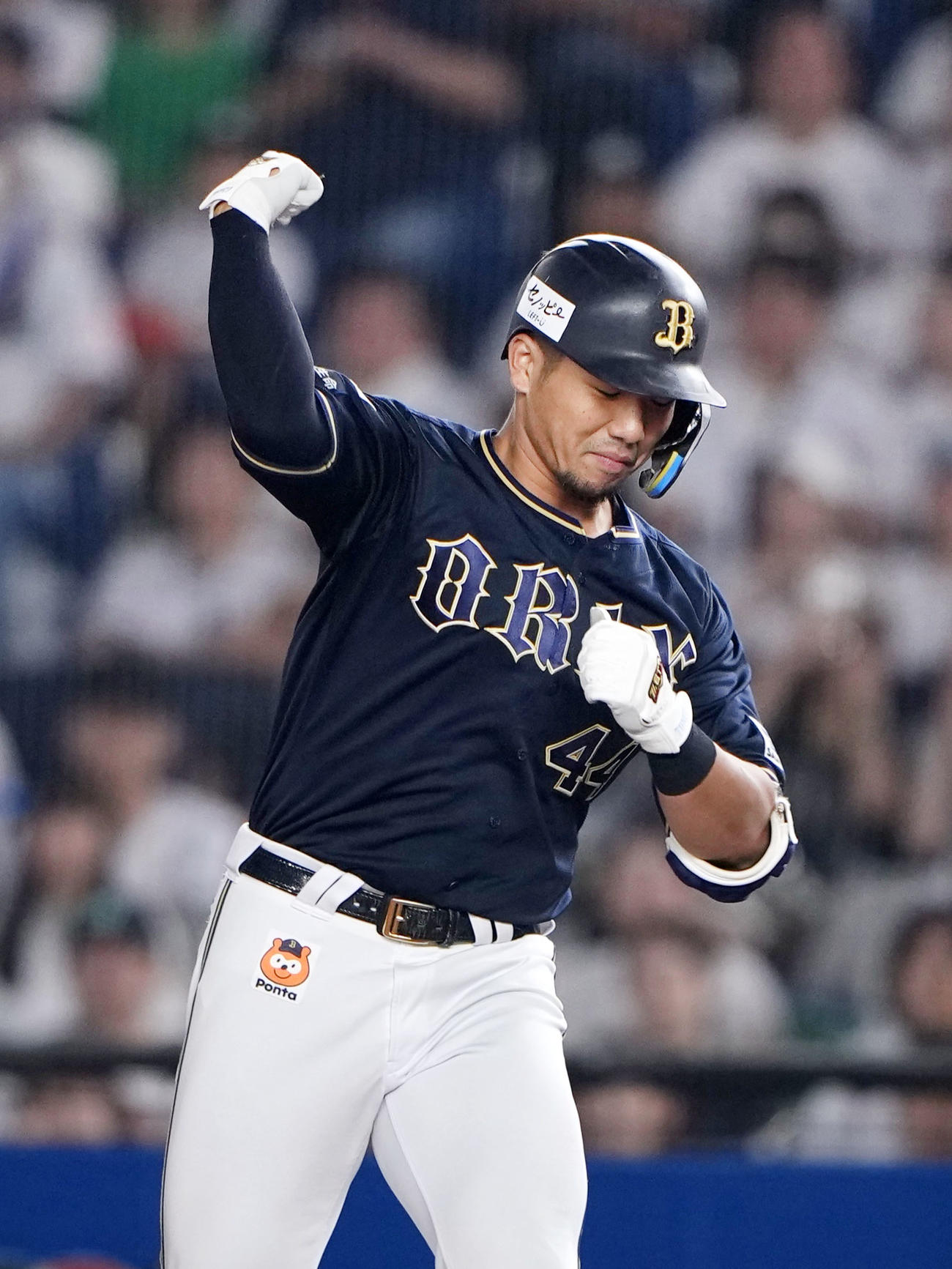 適時打を放ち、ガッツポーズするオリックス頓宮（共同）