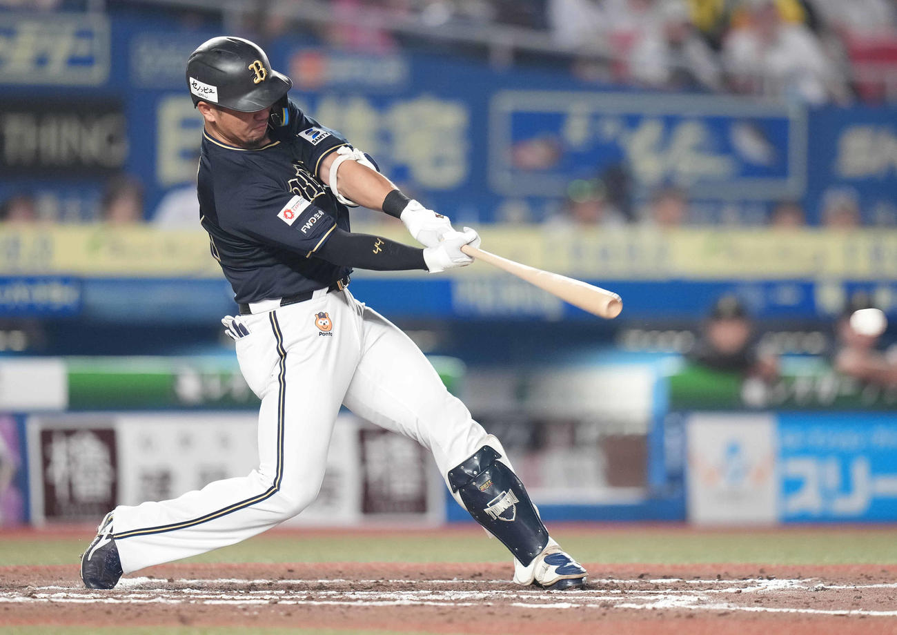 ロッテ対オリックス　6回表オリックス2死二、三塁、左前適時打を放つ頓宮（撮影・鈴木みどり）
