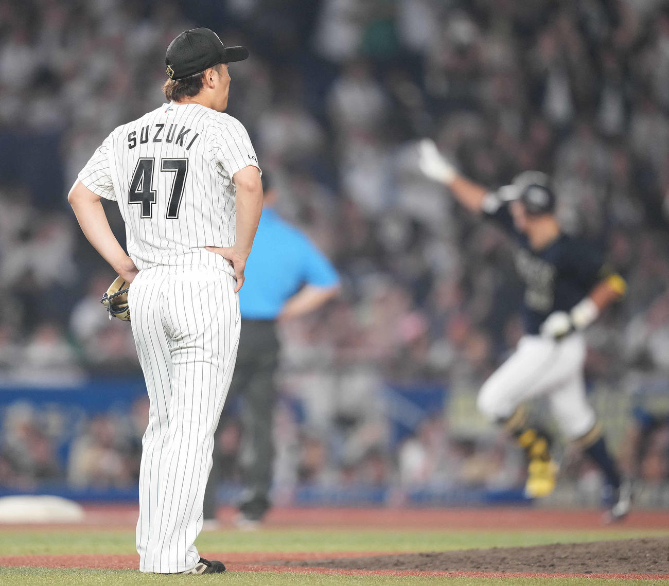 ロッテ対オリックス　10回表オリックス1死二塁、代打杉本に左越え2点本塁打を浴びぼうぜんとする鈴木（撮影・鈴木みどり）
