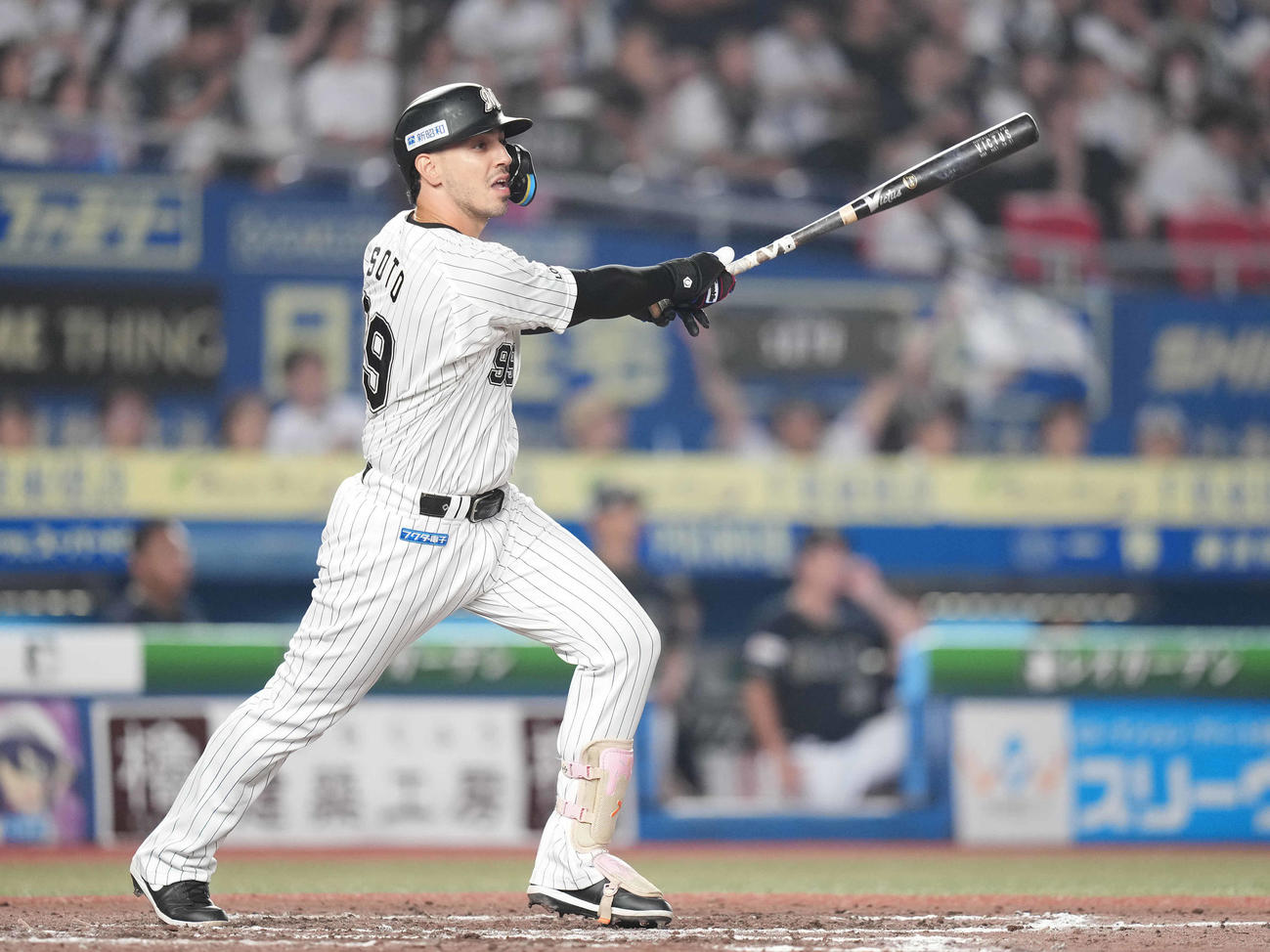 ロッテ対オリックス　8回裏ロッテ無死、右越えソロ本塁打を放つソト（撮影・鈴木みどり）