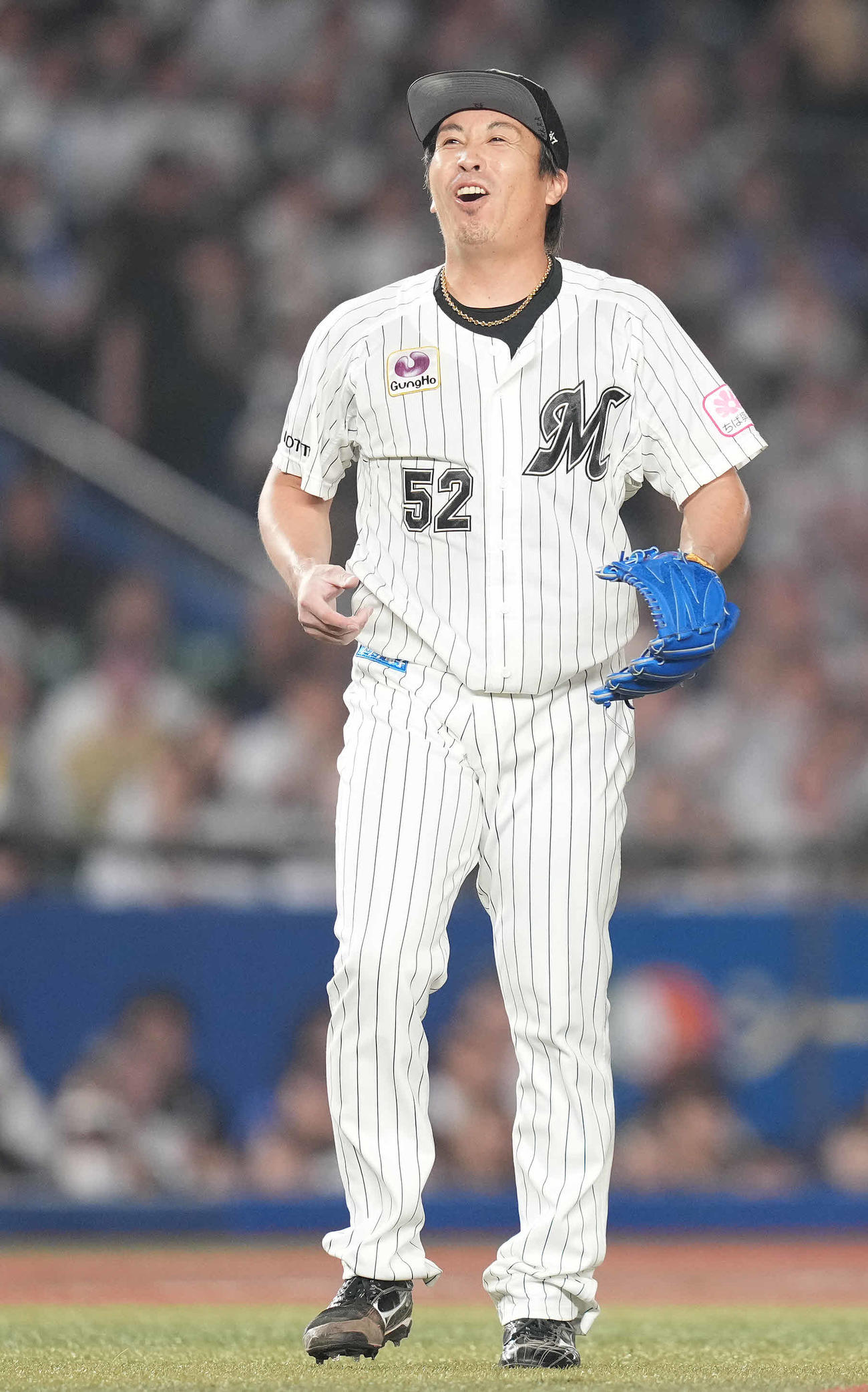 ロッテ対オリックス　9回表オリックス2死、福田の打球を1度はじくも一塁へ送球し投ゴロに仕留め、ほっとした表情の益田（撮影・鈴木みどり）