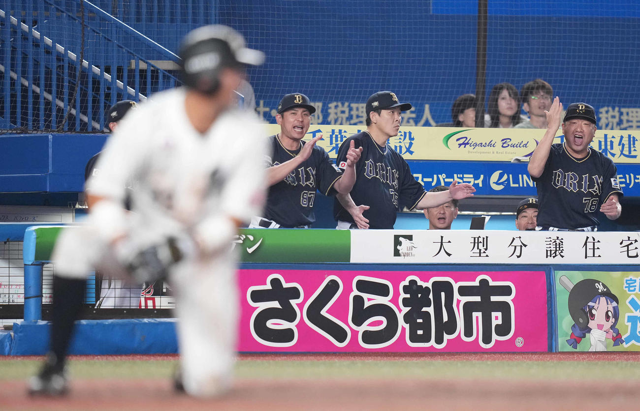 ロッテ対オリックス　6回裏ロッテ1死二、三塁、高部の三ゴロで生還を試みた三塁走者佐藤をアウトにし、ほえる中嶋監督（右）（撮影・鈴木みどり）
