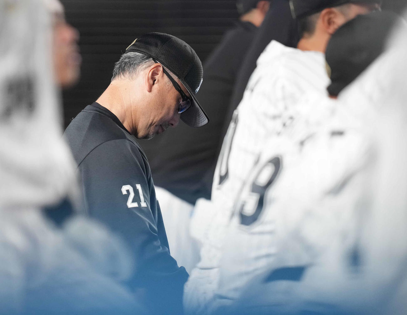 ロッテ対オリックス　ベンチでうつむくロッテ吉井監督（撮影・鈴木みどり）
