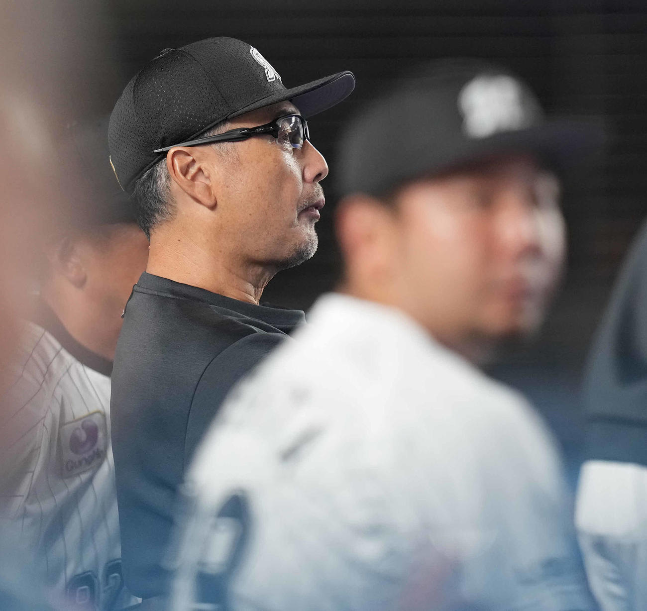 ロッテ対オリックス　ベンチで浮かない表情のロッテ吉井監督（撮影・鈴木みどり）