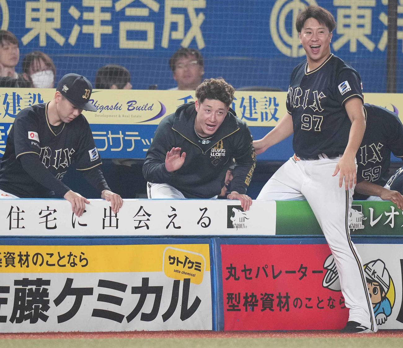 ロッテ対オリックス　ロッテに勝利し喜ぶオリックス吉田（中央）（撮影・鈴木みどり）