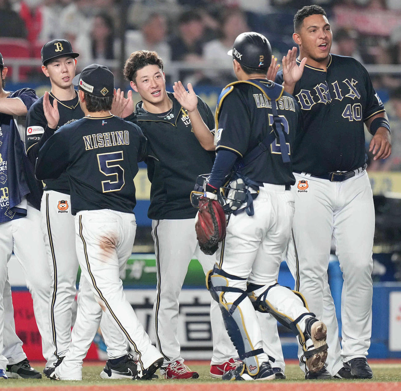 ロッテ対オリックス　ロッテに勝利し若月（右から2人目）らナインを迎えるオリックス吉田（中央）（撮影・鈴木みどり）