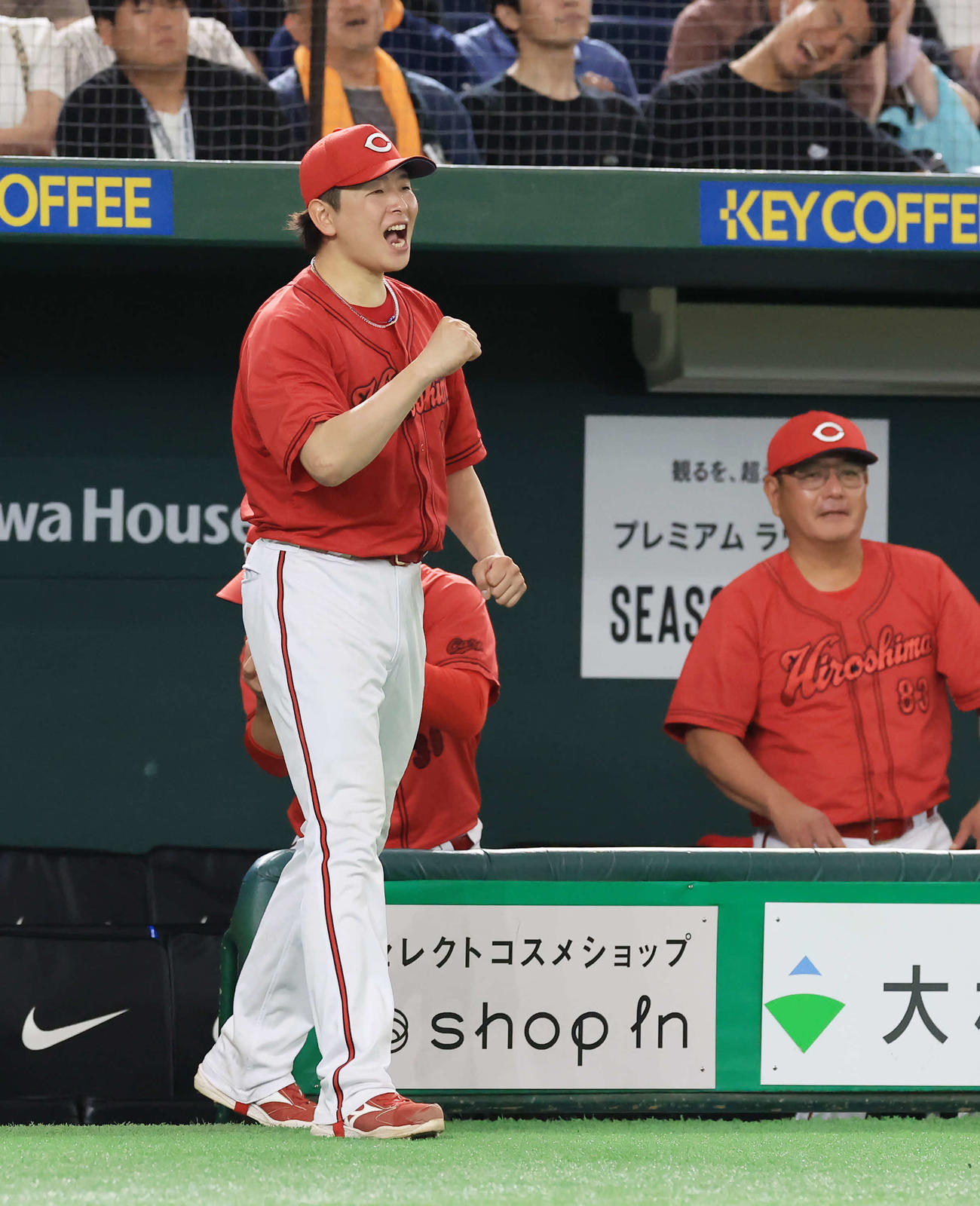 巨人対広島　7回裏巨人2死二、三塁、岸田が空振り三振に倒れ、ガッツポーズで喜ぶ大瀬良（撮影・浅見桂子）