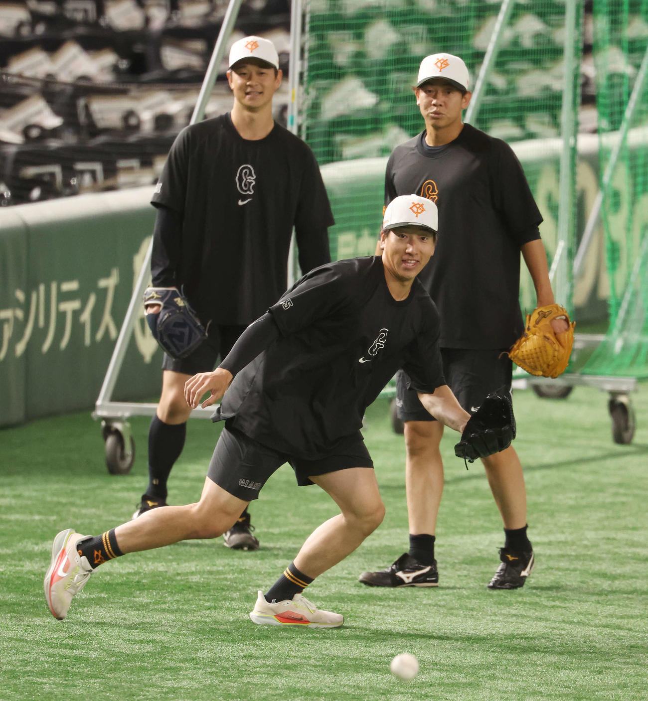 巨人対広島　試合前練習に臨む左から巨人中川、大勢、畠（撮影・宮地輝）