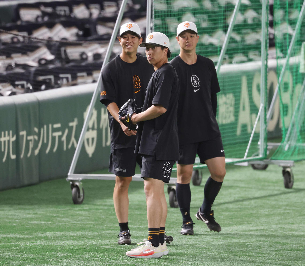 巨人対広島　試合前練習に臨む左から巨人畠、大勢、中川（撮影・宮地輝）