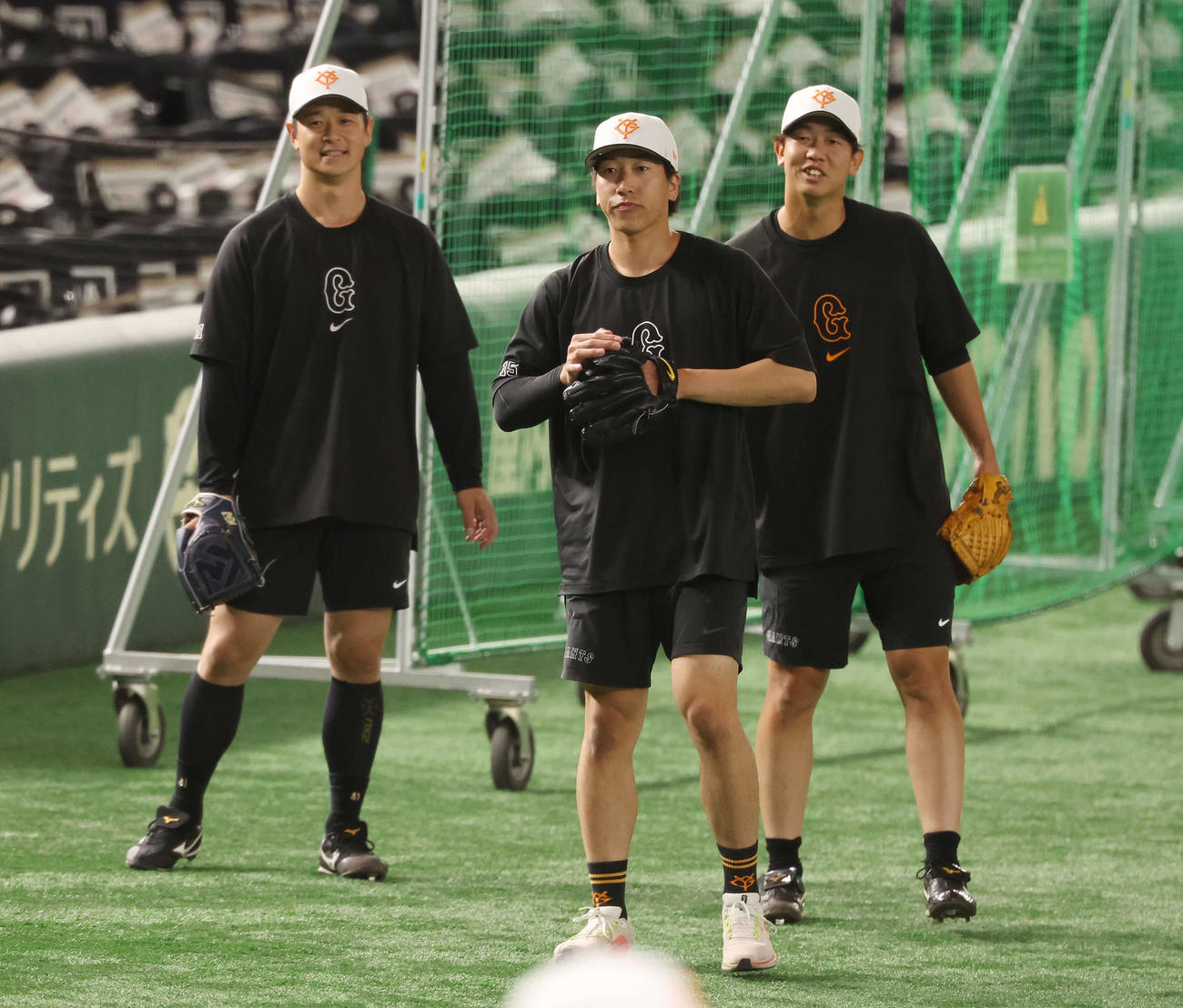 巨人対広島　試合前練習に臨む左から巨人中川、大勢、畠（撮影・宮地輝）