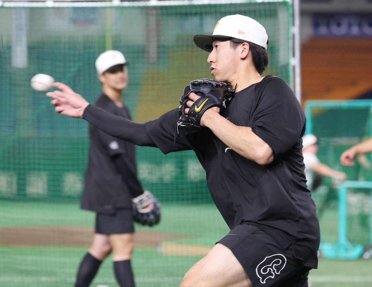 巨人対広島　試合前、ノックを受けて送球する巨人大勢（撮影・宮地輝）