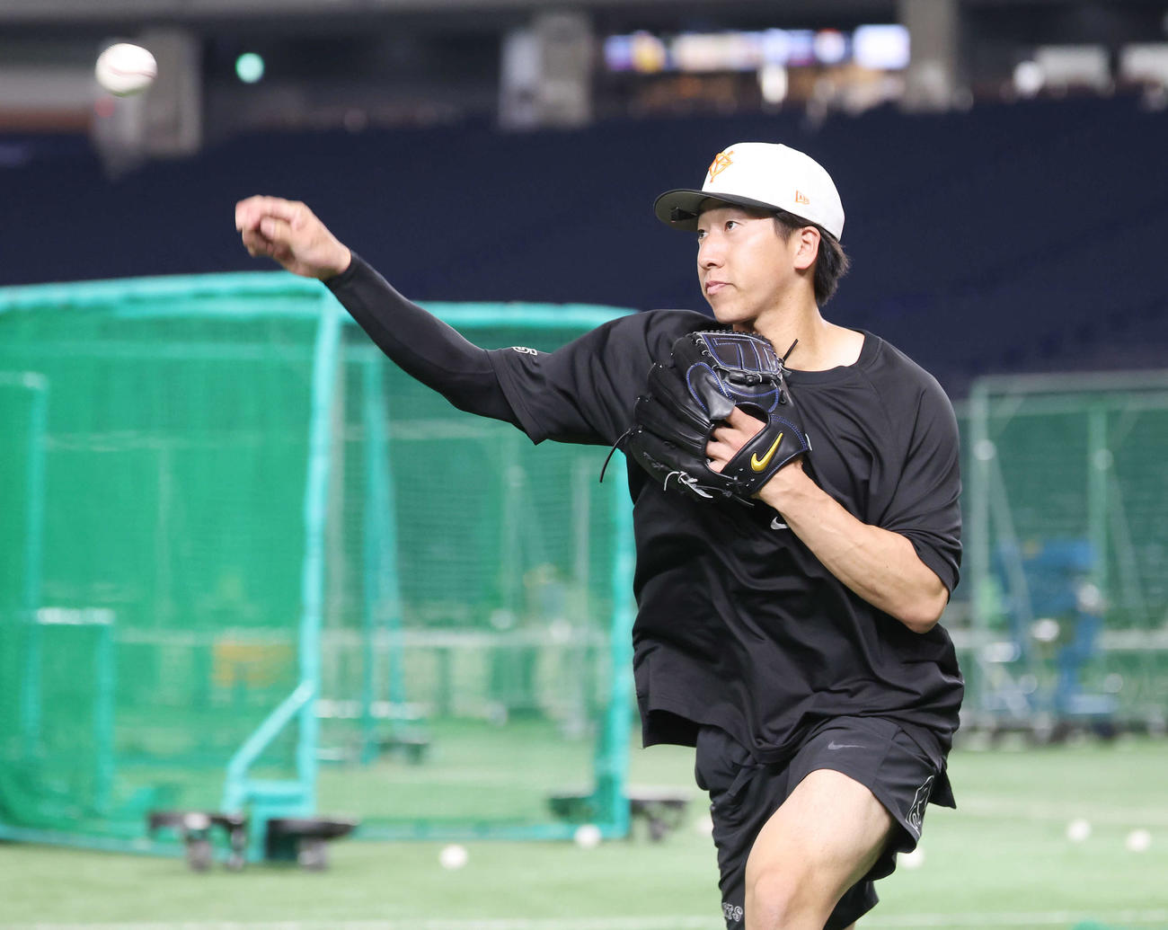 巨人対広島　試合前、ノックを受けて送球する巨人大勢（撮影・宮地輝）