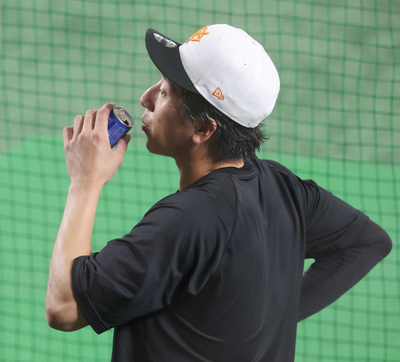 巨人対広島　試合前、水分補給する巨人大勢（撮影・宮地輝）