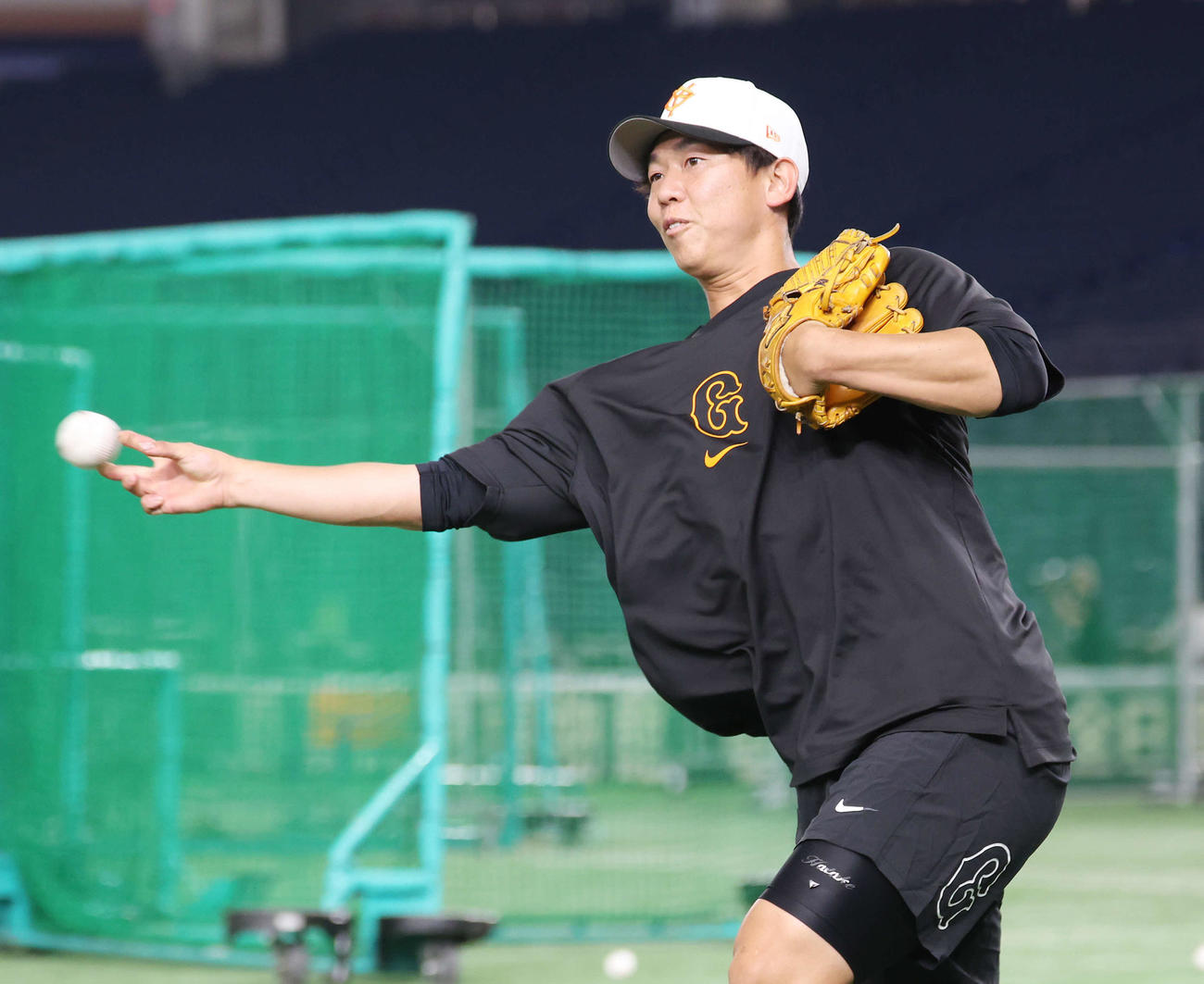 巨人対広島　試合前、ノックを受けて送球する巨人畠（撮影・宮地輝）