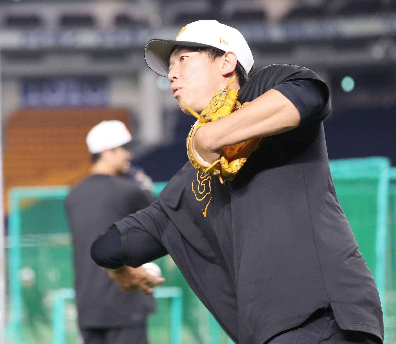 巨人対広島　試合前、ノックを受けて送球する巨人畠（撮影・宮地輝）