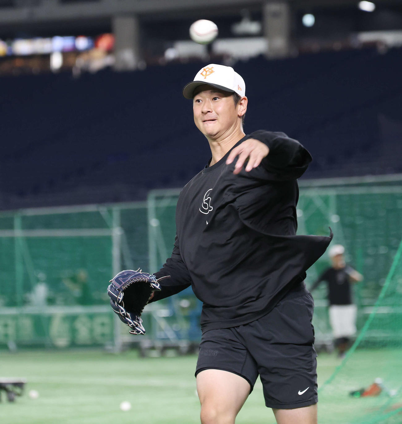 巨人対広島　試合前、ノックを受けて送球する巨人中川（撮影・宮地輝）
