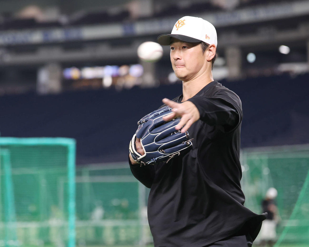 巨人対広島　試合前、ノックを受けて送球する巨人中川（撮影・宮地輝）