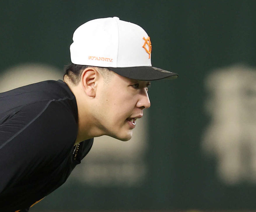 巨人対広島　試合前練習に臨む巨人岡本和（撮影・宮地輝）
