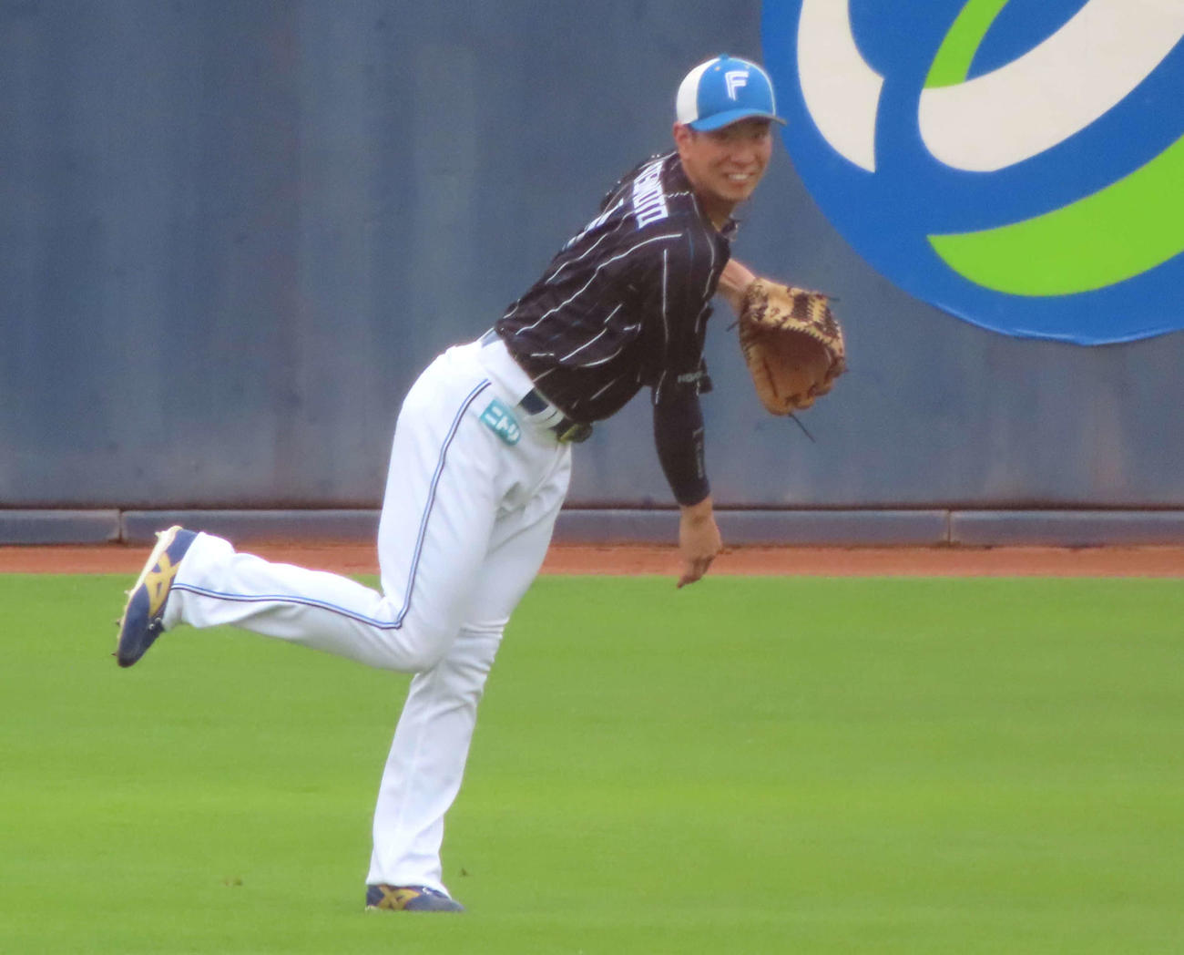 シートノックで中堅の守備につく日本ハム松本剛（撮影・黒須亮）