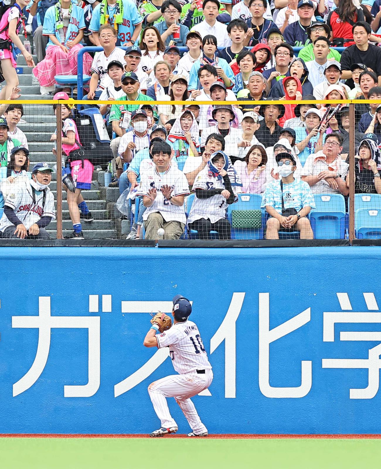 ヤクルト対阪神　4回表阪神1死、右越えソロ本塁打を放った大山の着弾点（撮影・上田博志）