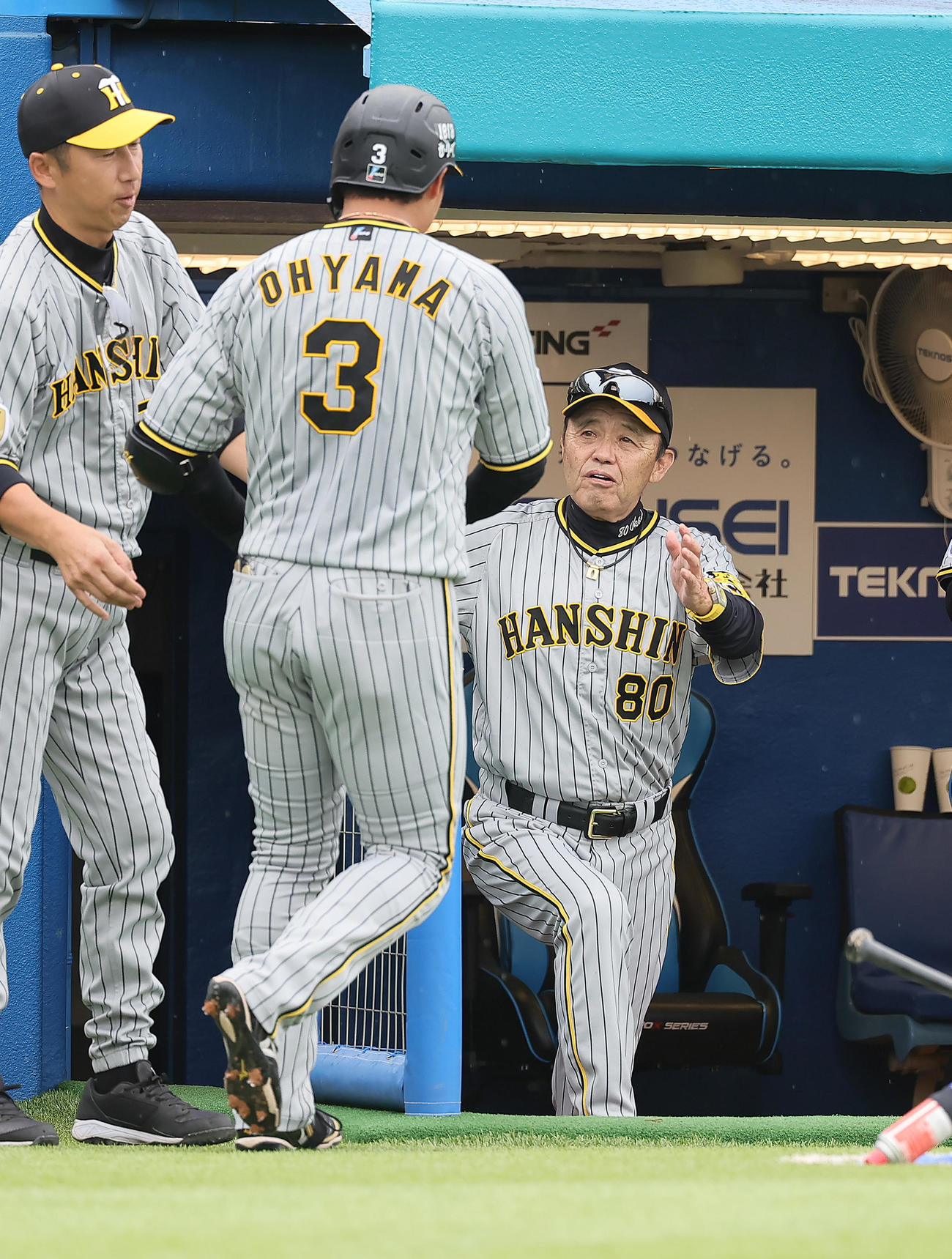 ヤクルト対阪神　4回表阪神1死、大山（左）は先制本塁打を放ち岡田監督にタッチで迎えられる（撮影・足立雅史）