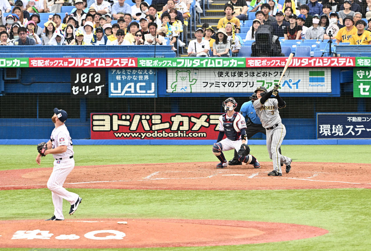 ヤクルト対阪神　4回表阪神1死、大山は右中間へ先制ソロ本塁打を放つ。投手サイスニード（撮影・滝沢徹郎）　