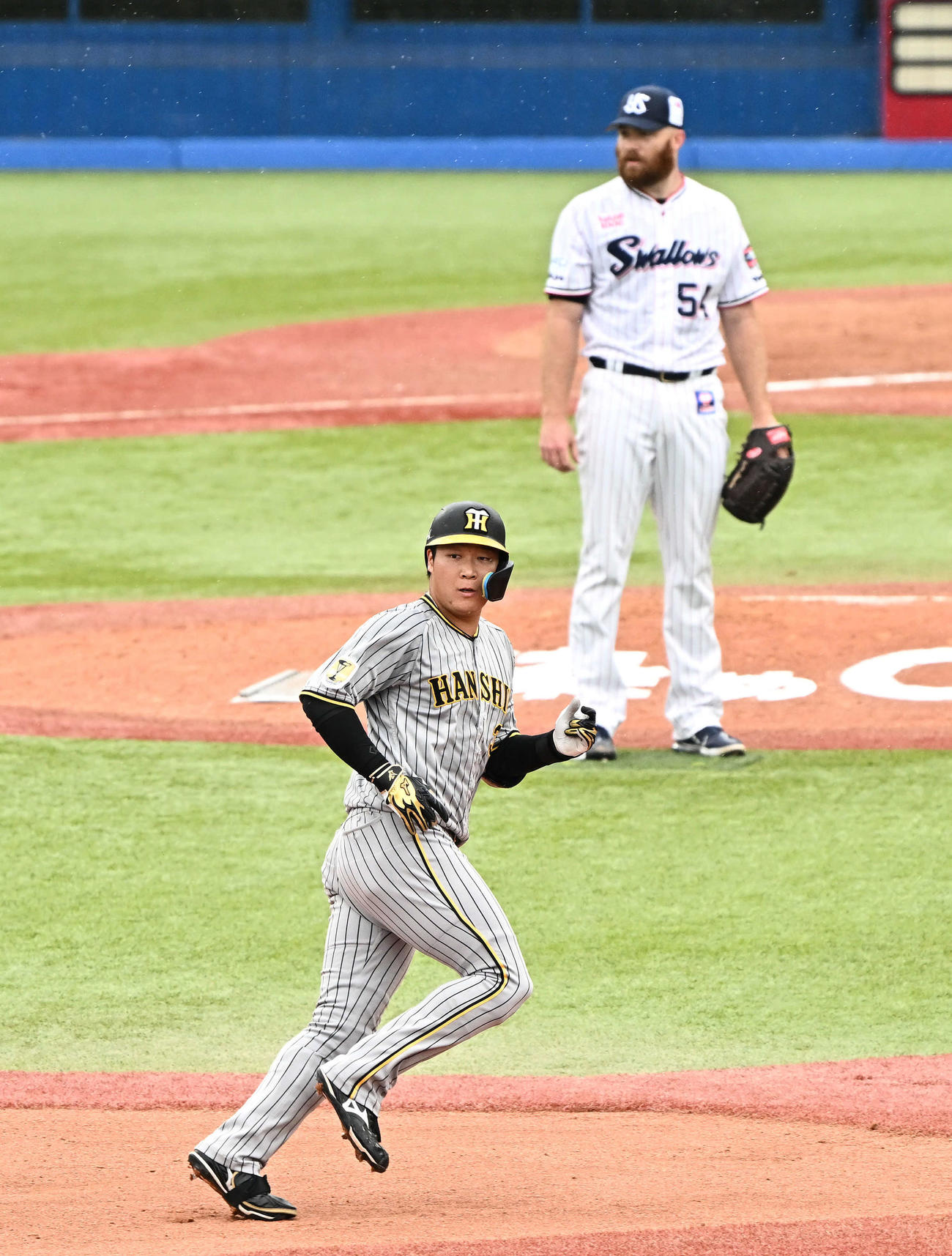 ヤクルト対阪神　4回表阪神1死、右中間へ先制ソロ本塁打を放ちダイヤモンドを1周する大山。後方はサイスニード（撮影・滝沢徹郎）　