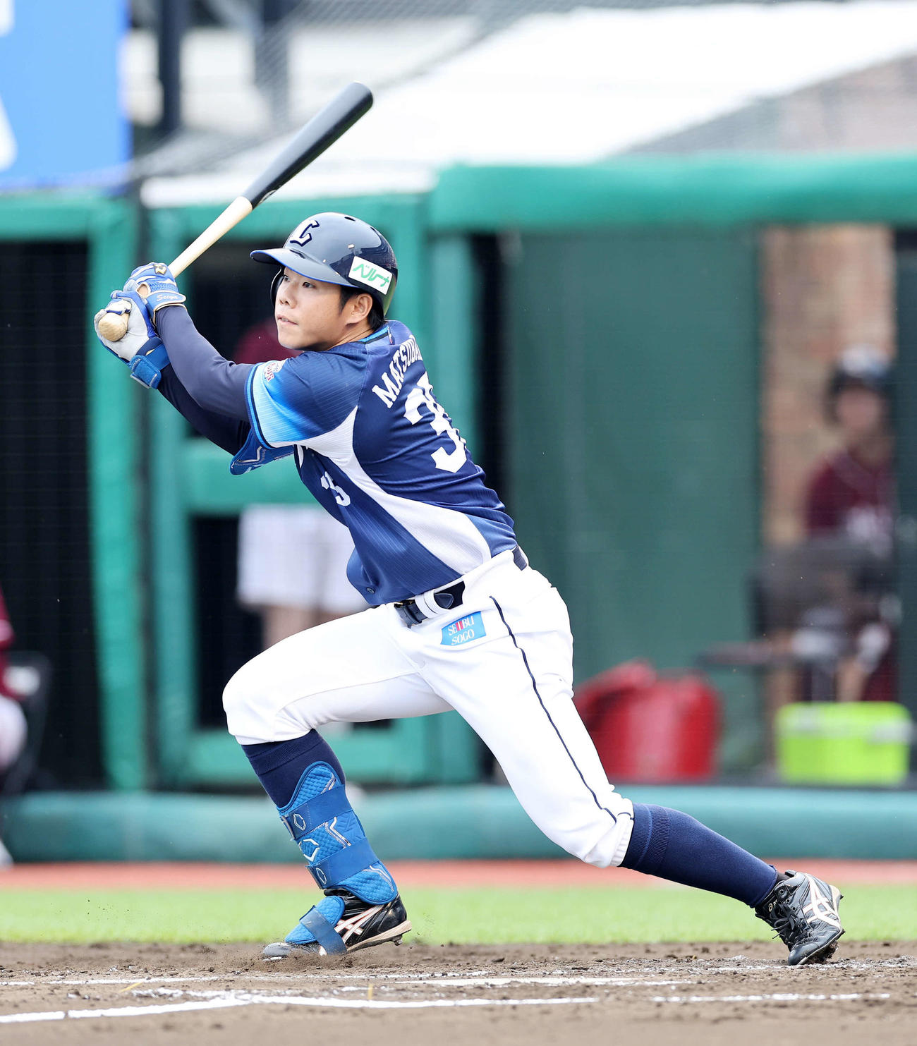 楽天対西武　2回表西武2死満塁、松原は中前適時打を放つ（撮影・鈴木正人）