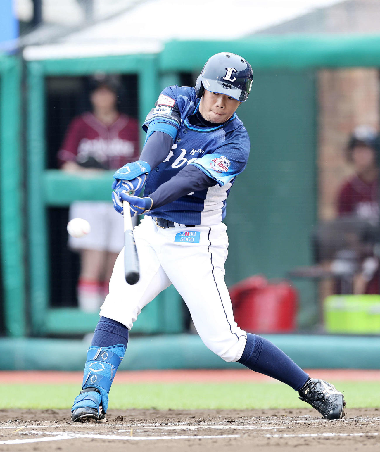 楽天対西武　2回表西武2死満塁、松原は中前適時打を放つ（撮影・鈴木正人）
