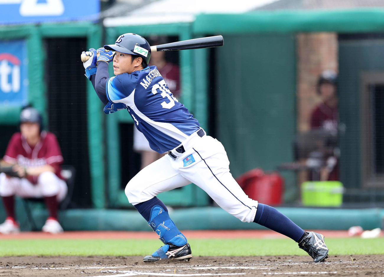楽天対西武　2回表西武2死満塁、松原は中前適時打を放つ（撮影・鈴木正人）