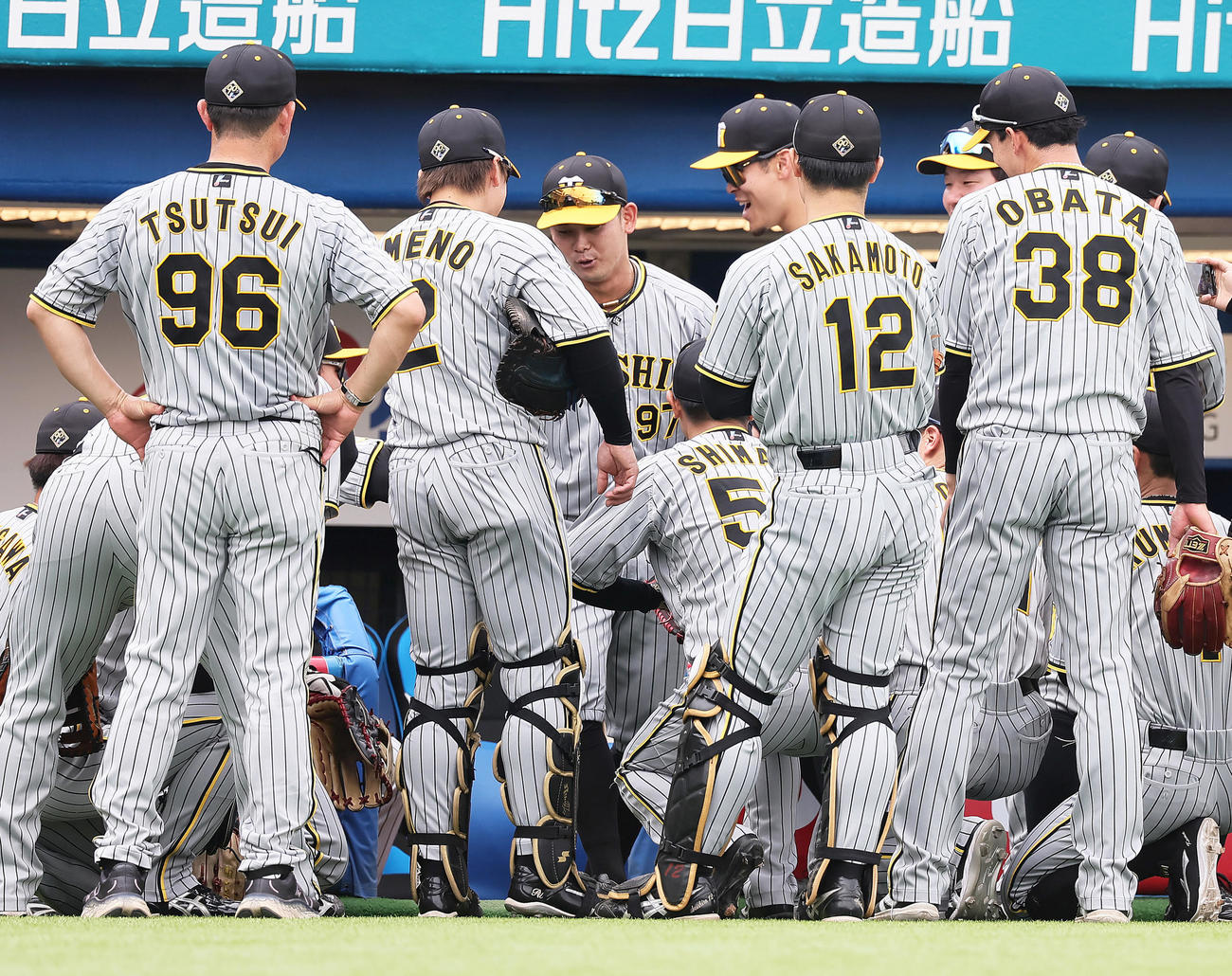 試合前、円陣の中央で声出しする阪神野口（撮影・足立雅史）