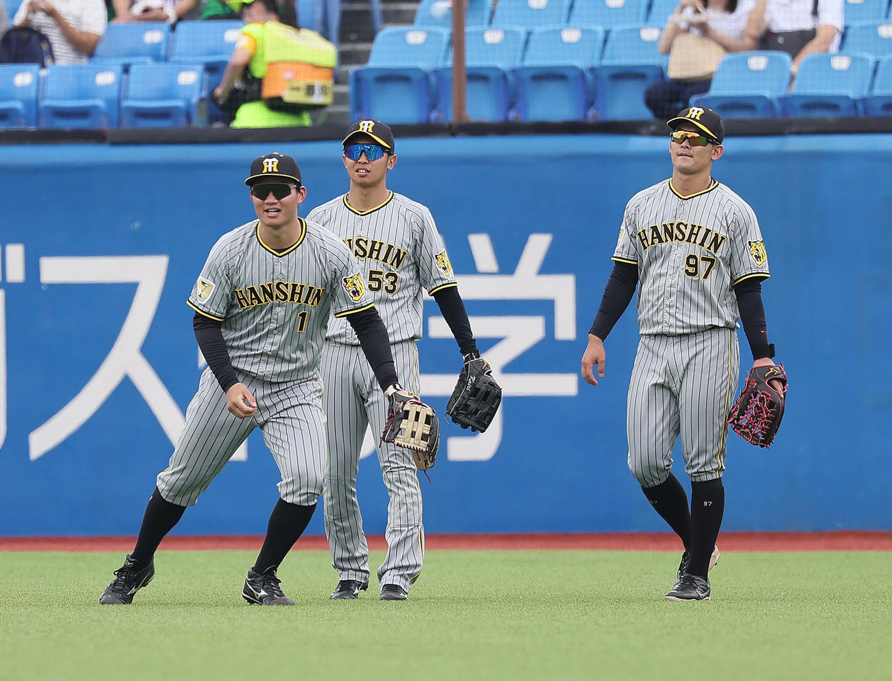 試合前、シートノックを受ける阪神の、左から森下、島田、野口（撮影・足立雅史）