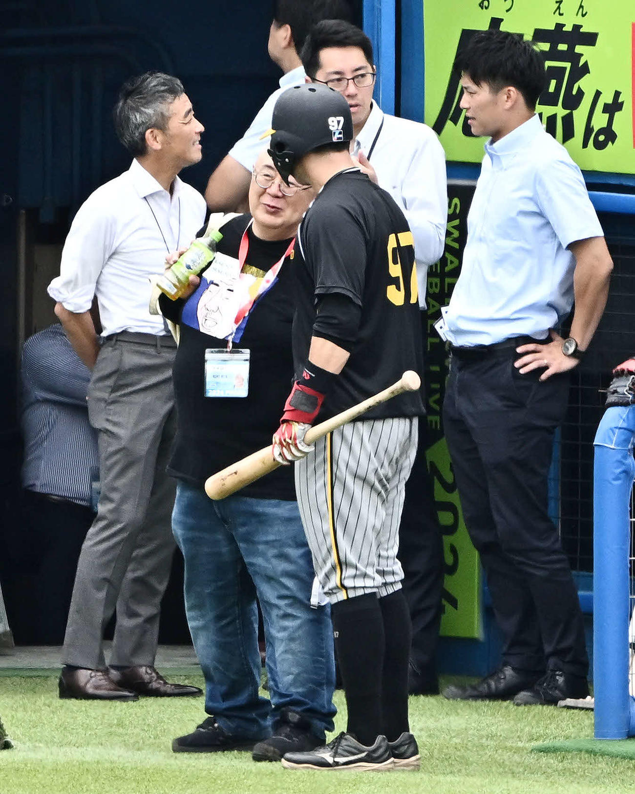 ヤクルト対阪神　試合前練習で話す松村邦彦（手前左）と阪神野口（撮影・滝沢徹郎）　