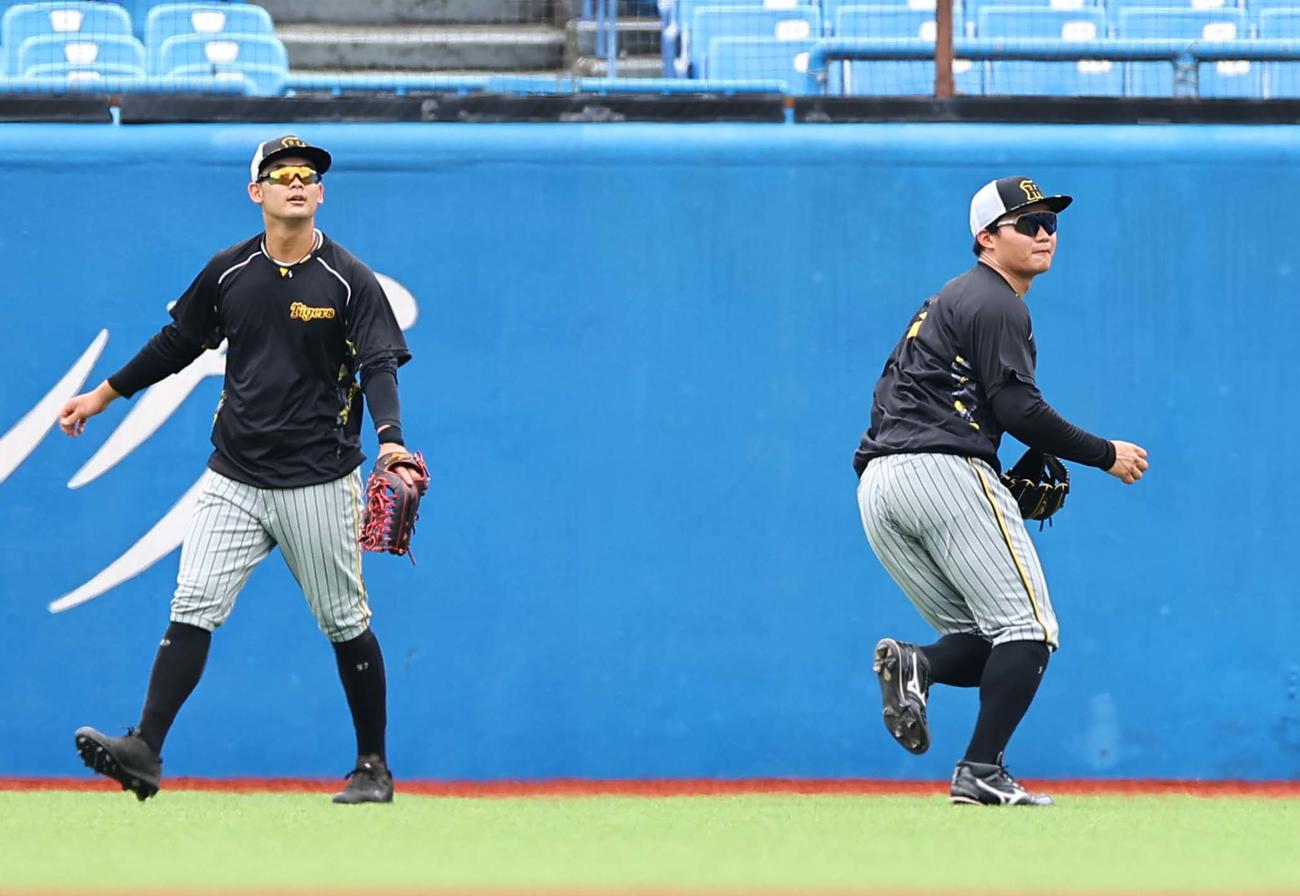 ヤクルト対阪神　右翼守備練習をする森下（右）と野口（撮影・上田博志）