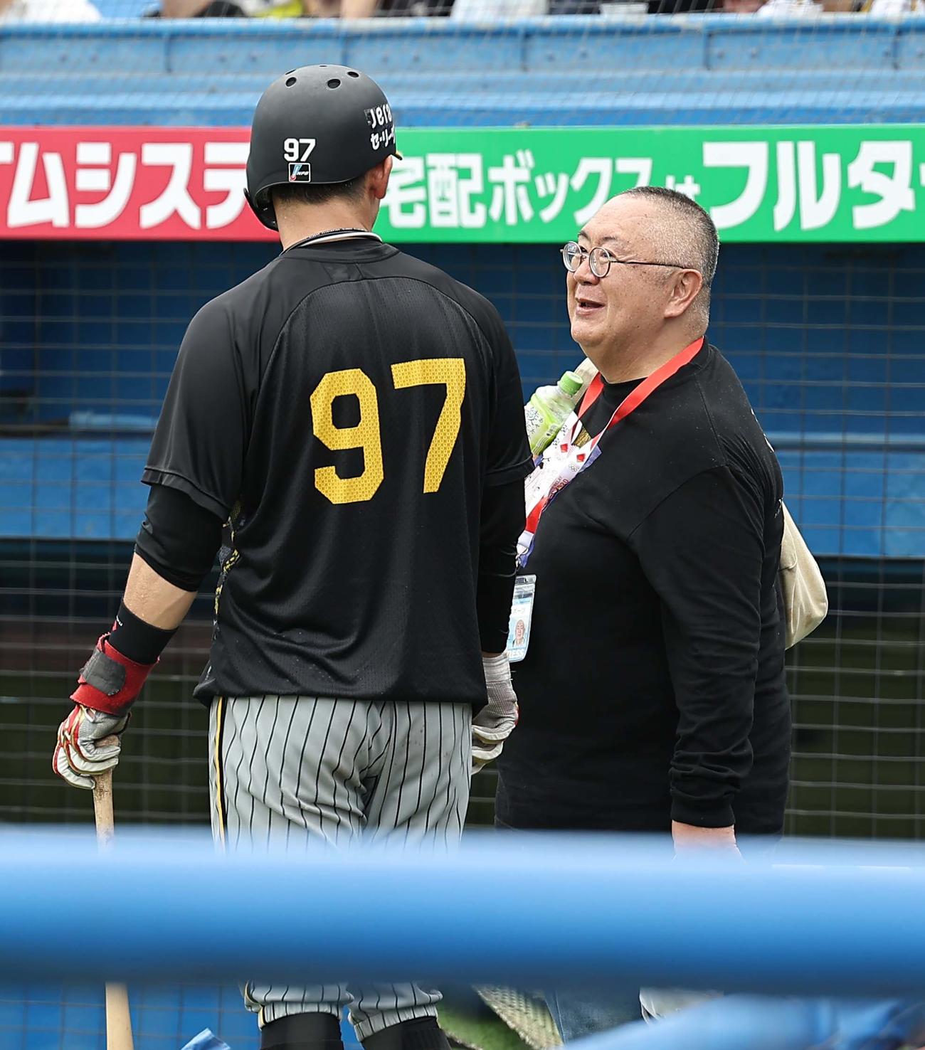 ヤクルト対阪神　野口（左）と話をする松村（撮影・上田博志）