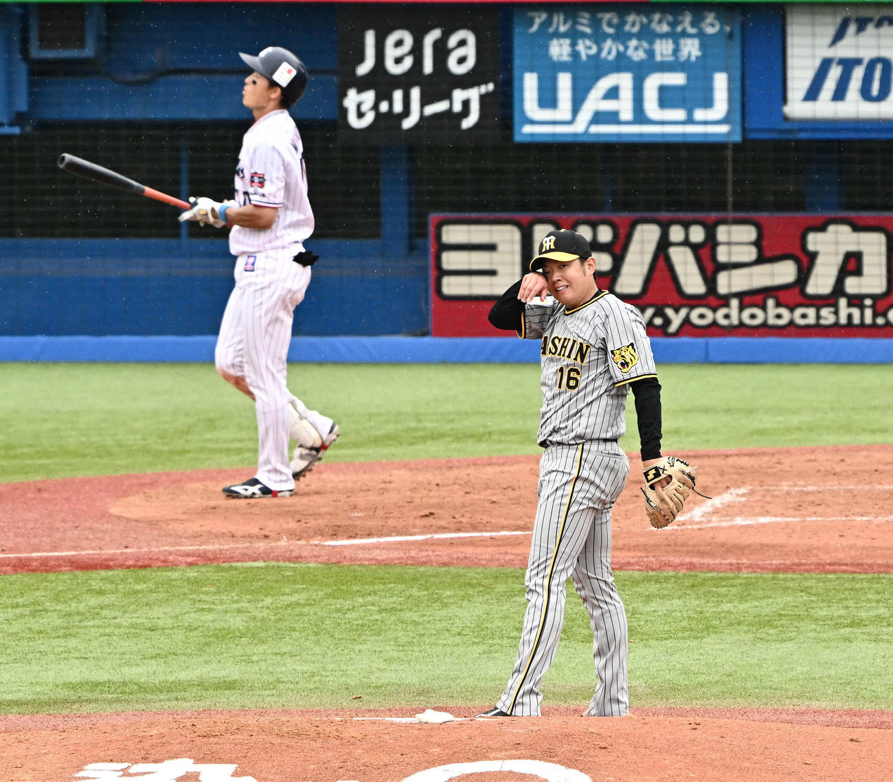 ヤクルト対阪神　3回裏ヤクルト2死、宮本（後方）に四球を許し汗をぬぐう西勇（撮影・滝沢徹郎）　