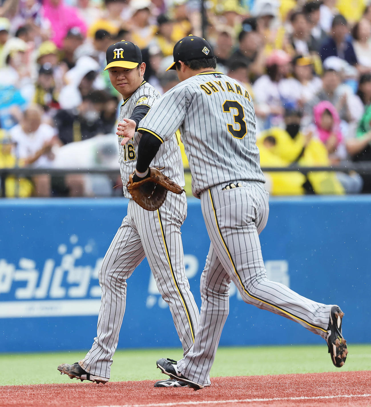 ヤクルト対阪神　5回裏ヤクルト2死三塁、西川を中飛に仕留めた西勇（左）は大山とタッチを交わす（撮影・足立雅史）