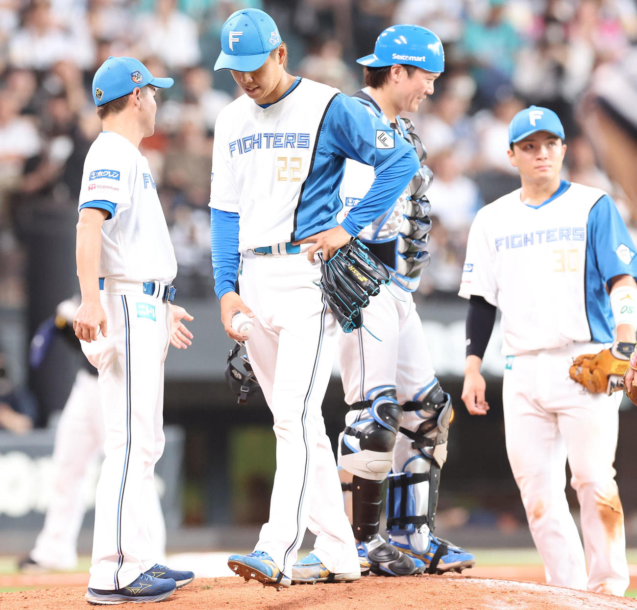 日本ハム対ソフトバンク　8回表途中で降板する杉浦（撮影・佐藤翔太）