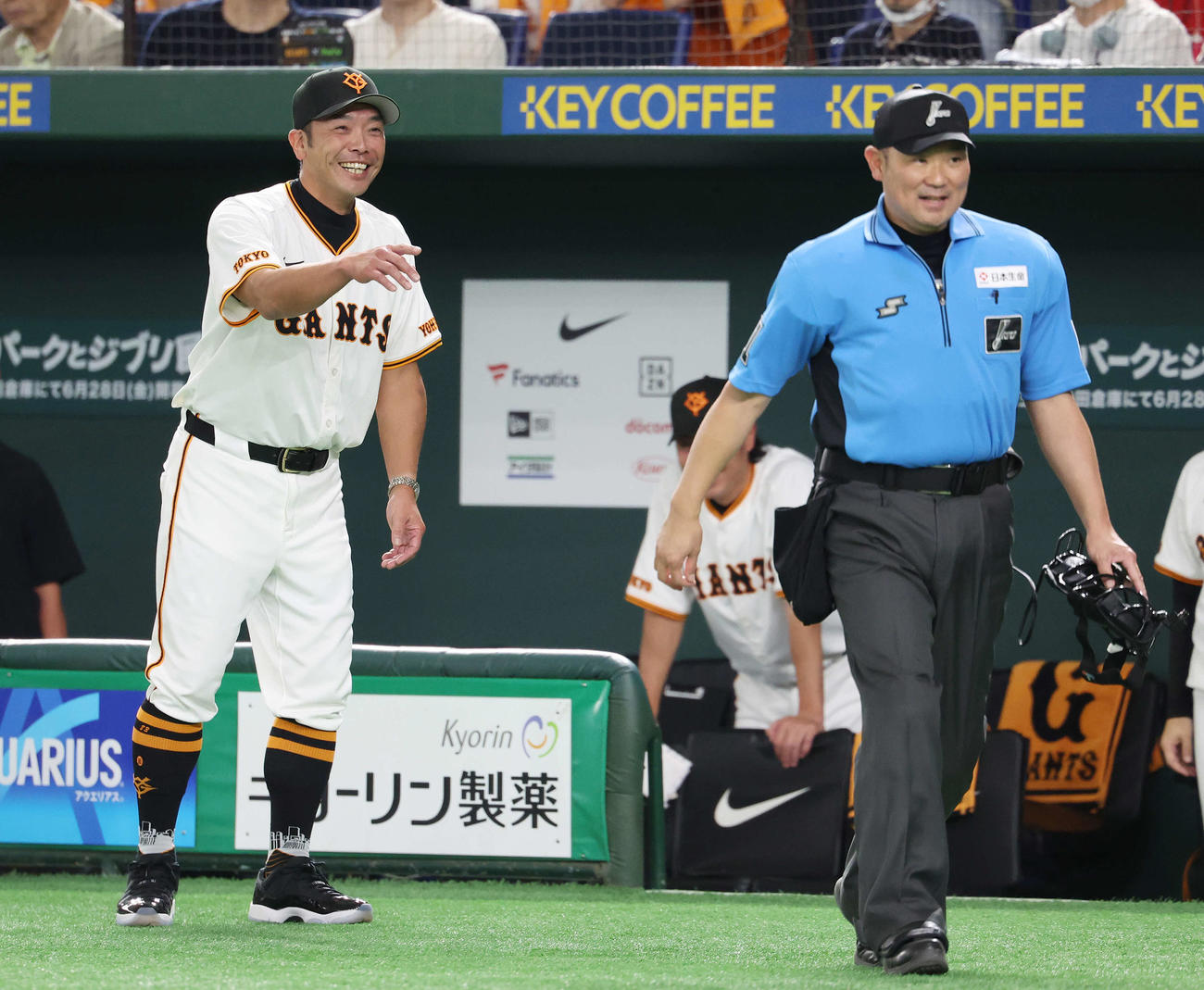 巨人対広島　7回表、審判に苦笑いの巨人阿部監督（撮影・宮地輝）