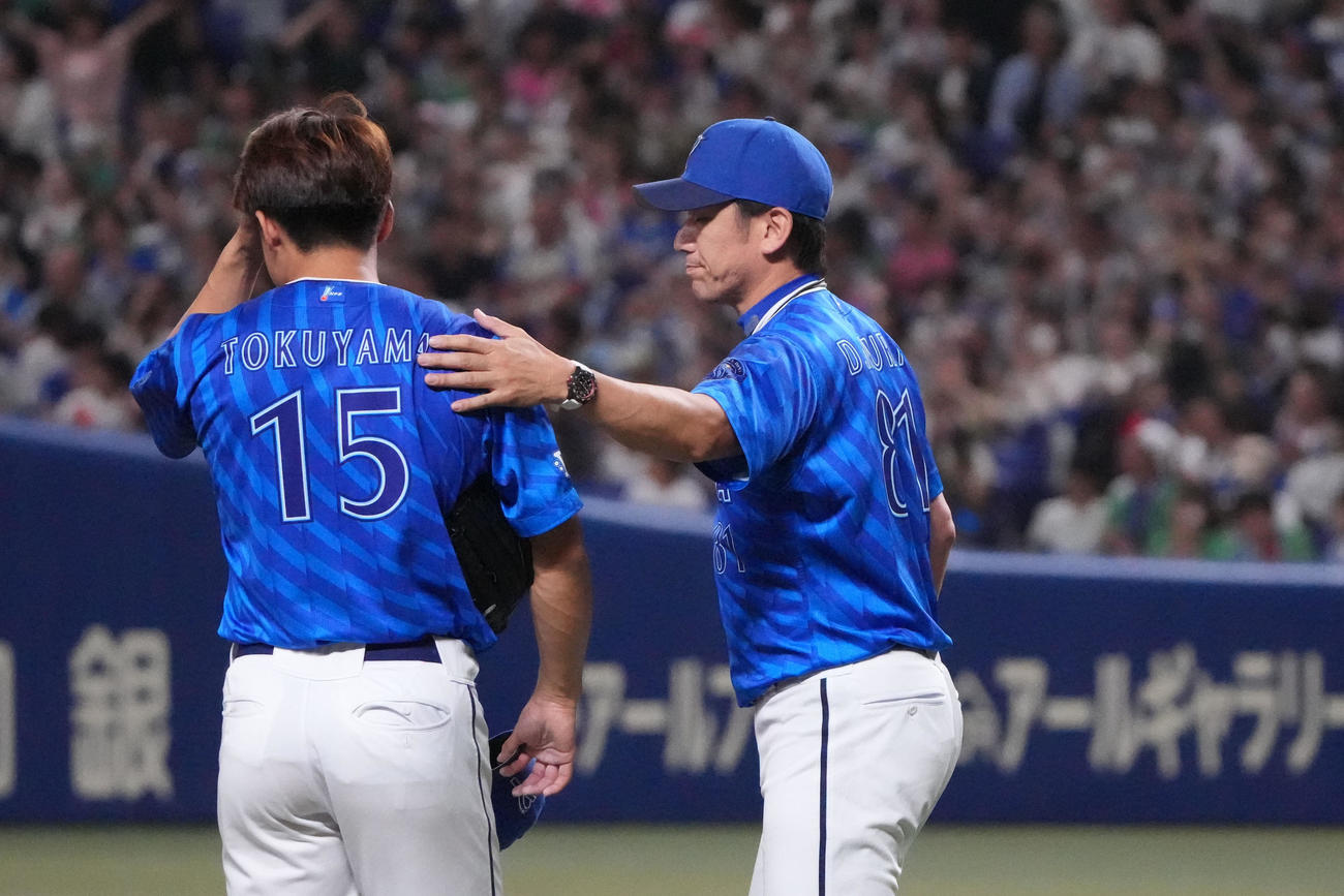 中日対DeNA 7回裏中日2死二塁、徳山の肩を叩く三浦監督（右）（撮影・森本幸一）