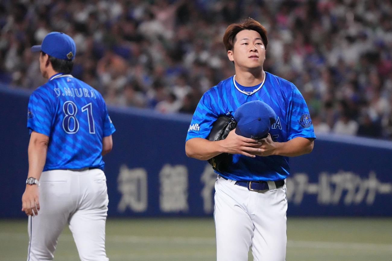 中日対DeNA 7回裏中日2死二塁、マウンドを降りる徳山（右）（撮影・森本幸一）
