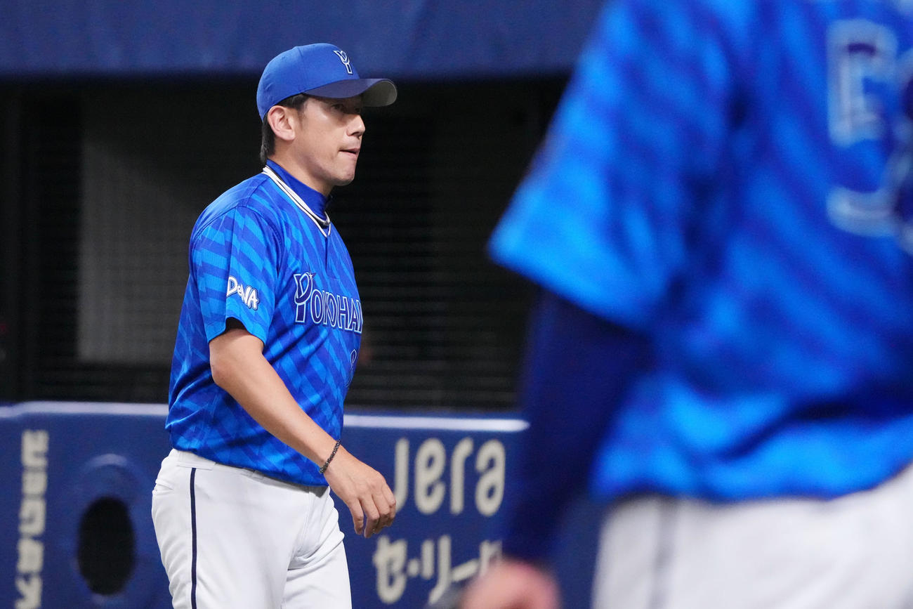 中日対DeNA 7回表終了、選手交代を告げる三浦監督（左）（撮影・森本幸一）