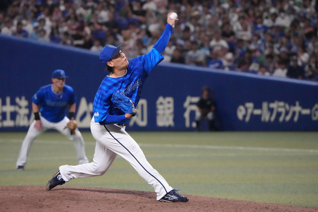 中日対DeNA 7回裏中日2死二塁、DeNA3番手で登板する坂本（撮影・森本幸一）