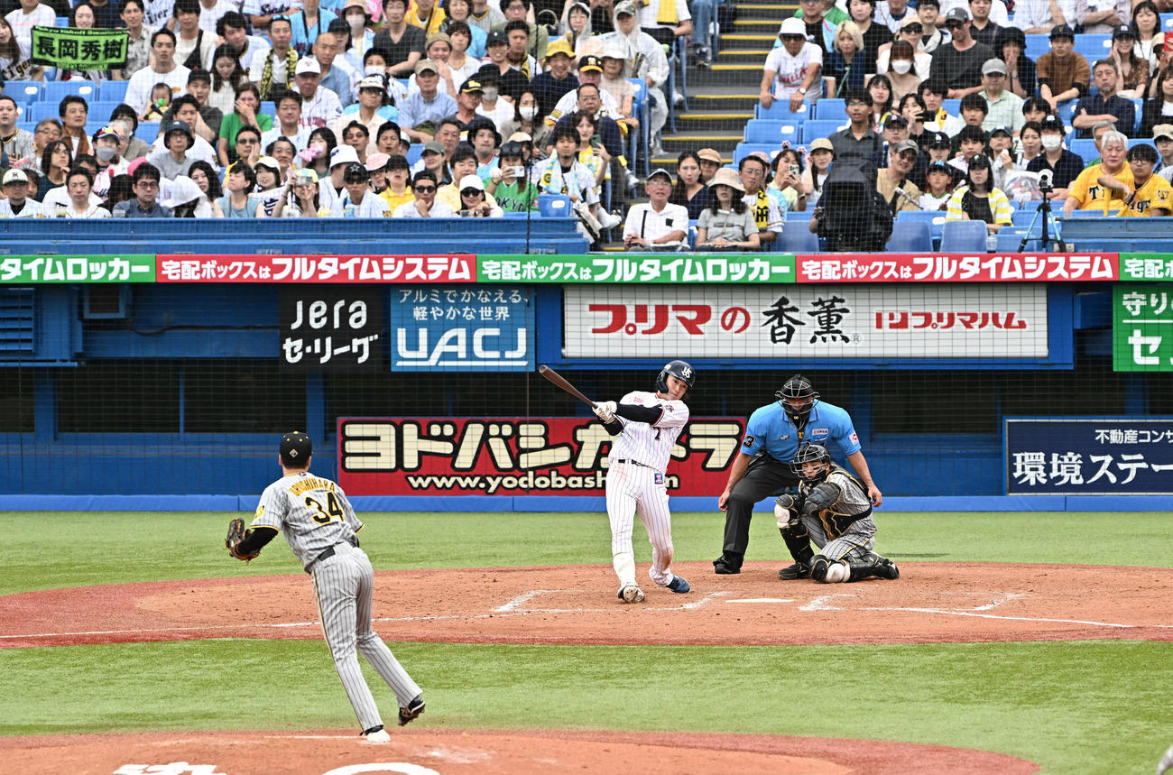 ヤクルト対阪神　8回裏ヤクルト2死満塁、長岡は3点適時二塁打を放つ。投手漆原（撮影・滝沢徹郎）　